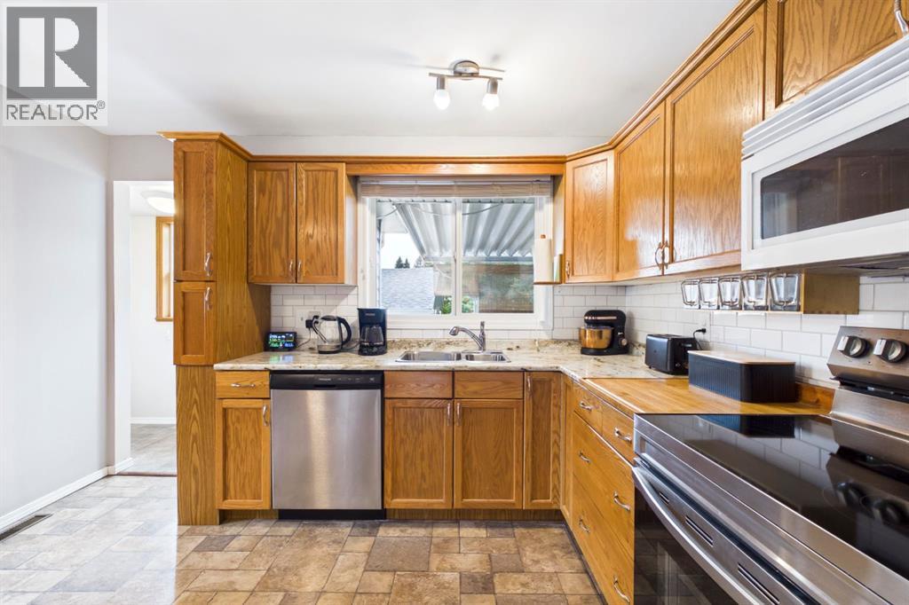 607 Cedarille Way SW, Calgary, Alberta  T2W 2G8 - Photo 11 - A2341181