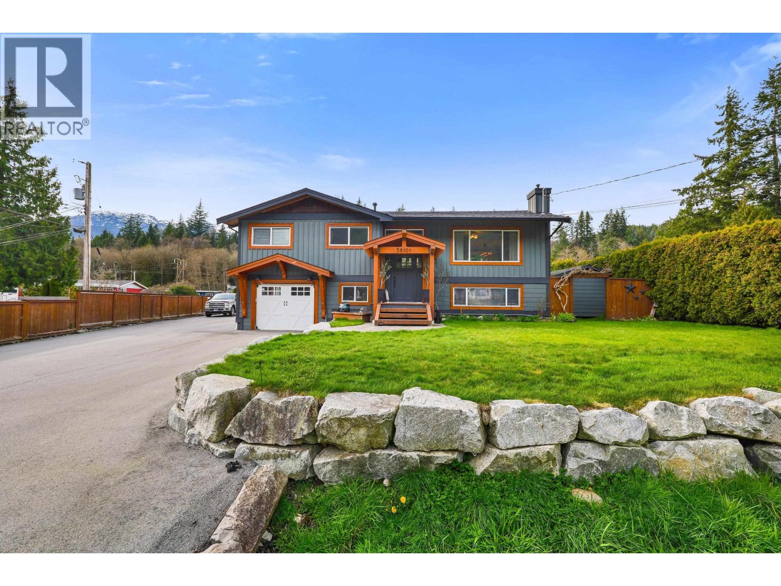 38101 CHESTNUT AVENUE, squamish, British Columbia