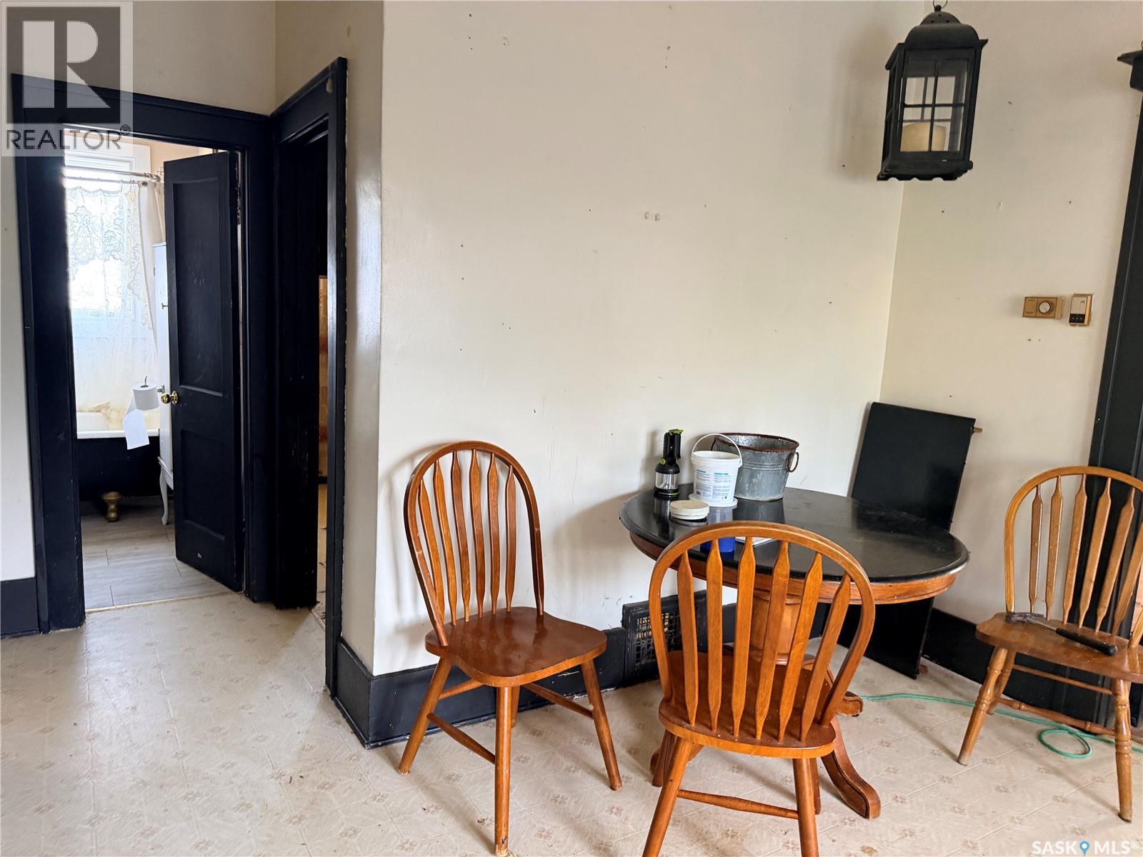 12 3rd Street E, Willow Bunch, Saskatchewan  S0H 4K0 - Photo 11 - SK047959