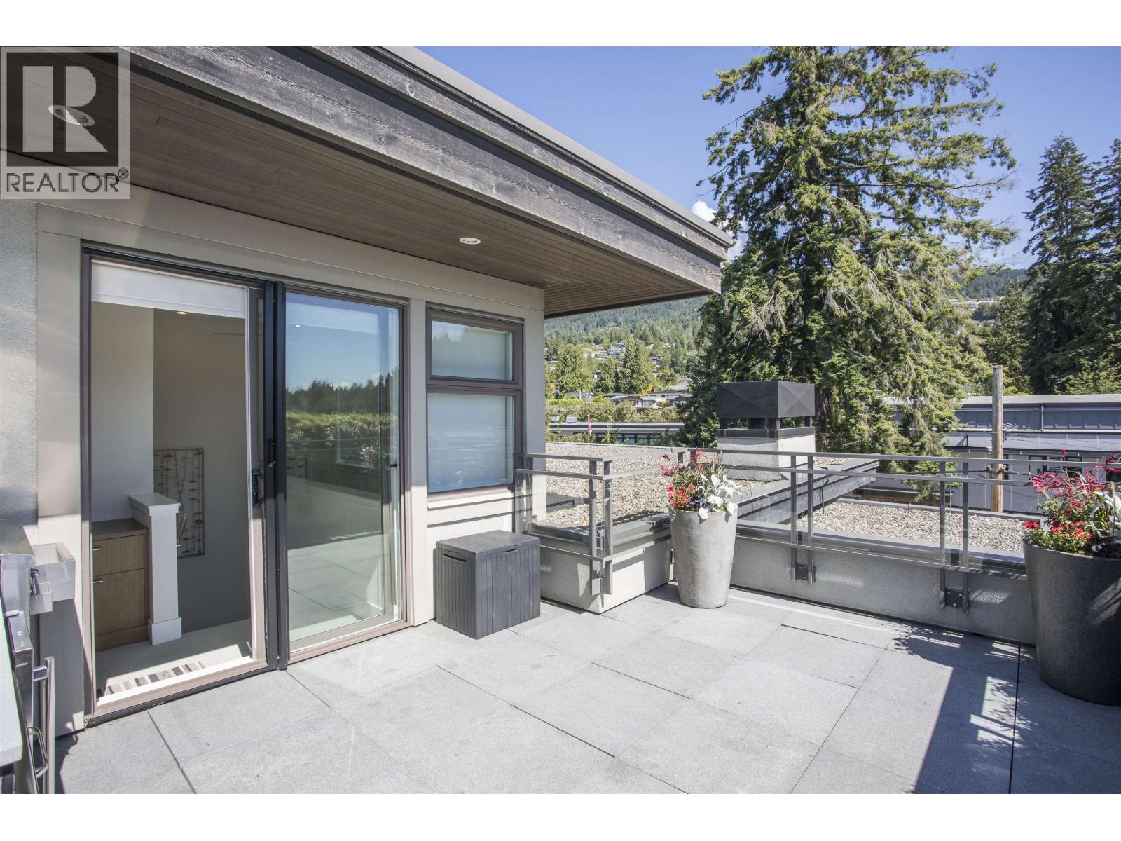 300 2432 Haywood Avenue, West Vancouver, British Columbia  V7V 1Y1 - Photo 3 - R3136058