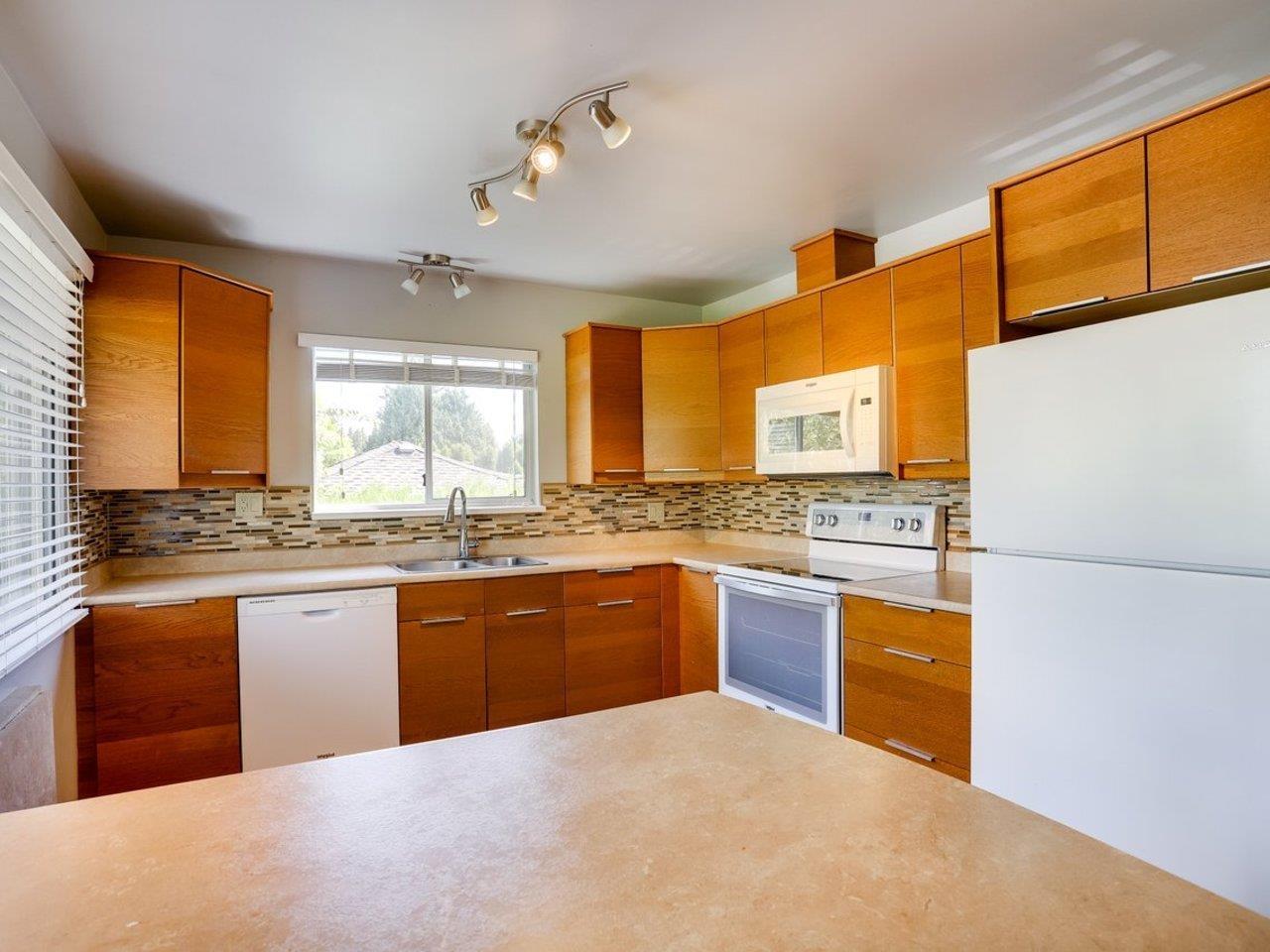15866 North Bluff Road, White Rock, British Columbia  V4B 3G7 - Photo 6 - R3163495