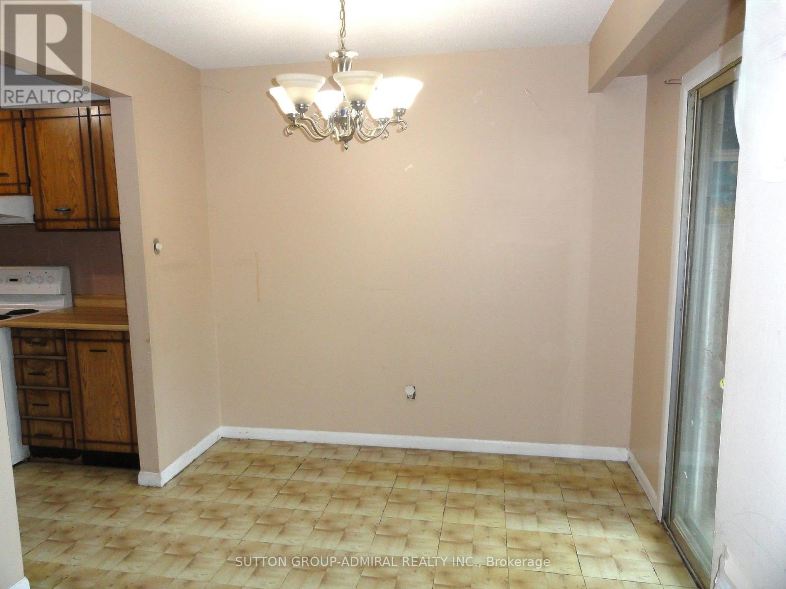 228 Royal Salisbury Way, Brampton, Ontario  L6V 3J9 - Photo 4 - W13763104