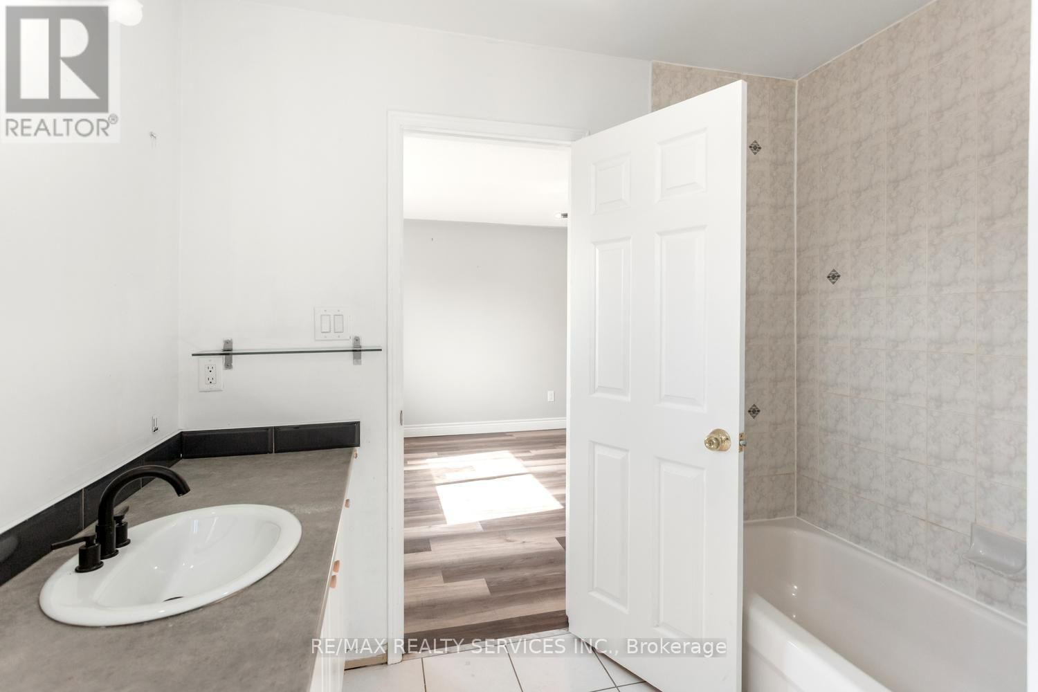 4 Farthingale Crescent, Brampton, Ontario  L7A 1R3 - Photo 25 - W13763224
