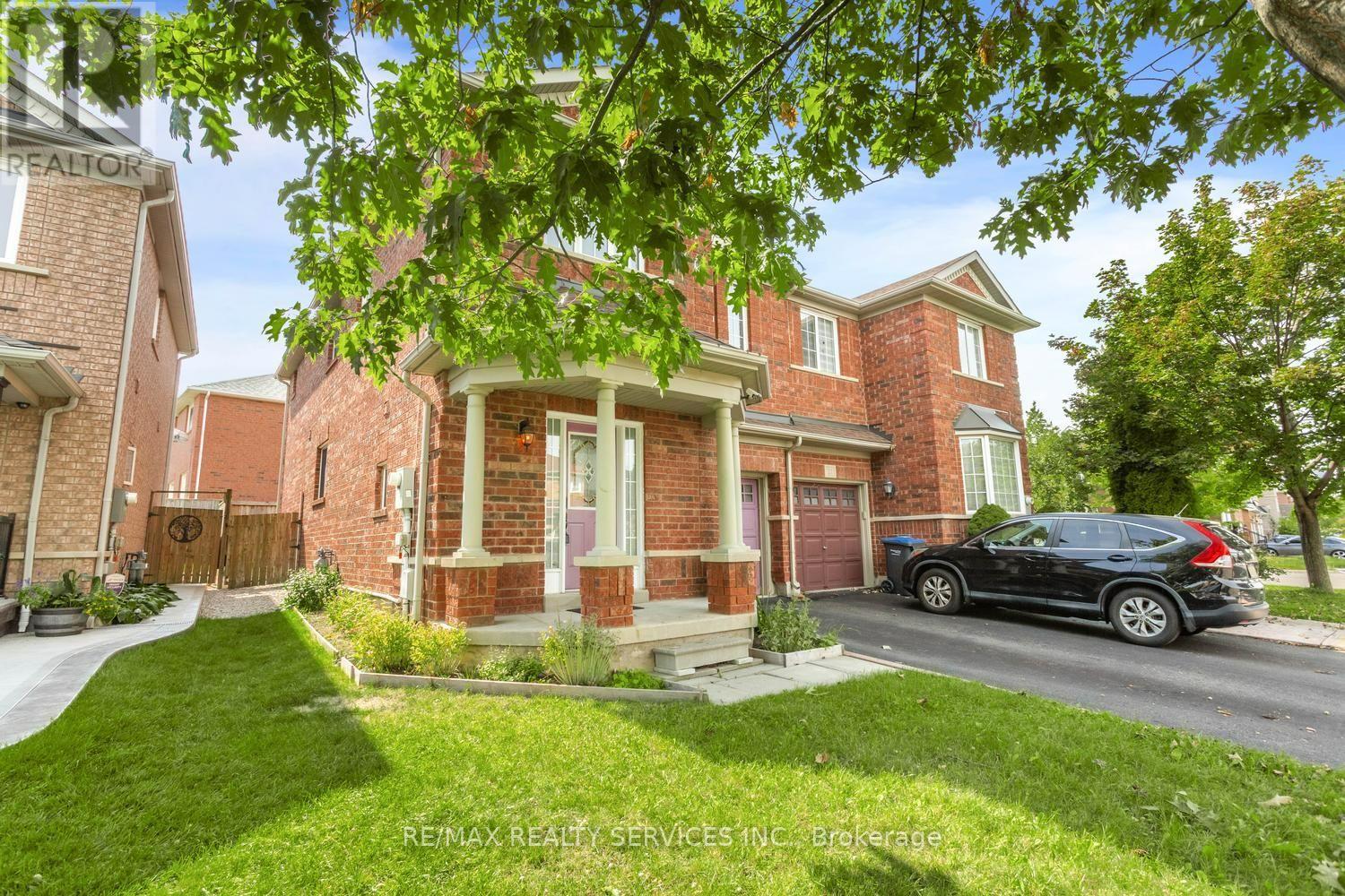 4 Farthingale Crescent, Brampton, Ontario  L7A 1R3 - Photo 3 - W13763224