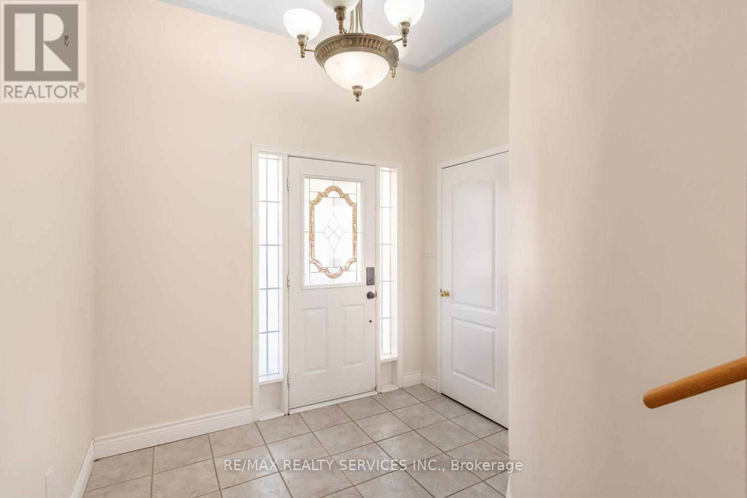 4 Farthingale Crescent, Brampton, Ontario  L7A 1R3 - Photo 4 - W13763224