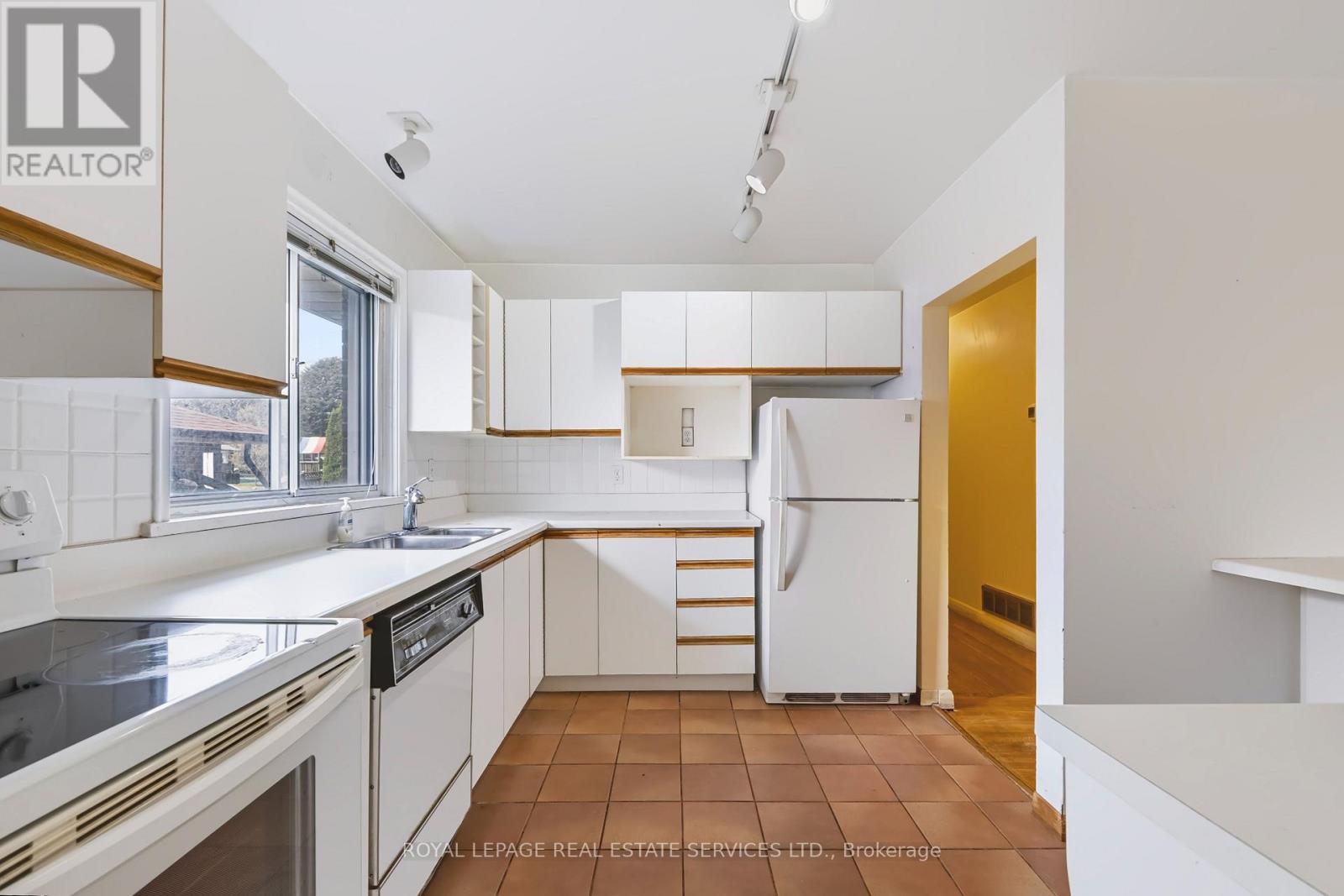 72 Sloane Avenue, Toronto, Ontario  M4A 2A7 - Photo 10 - C13763276