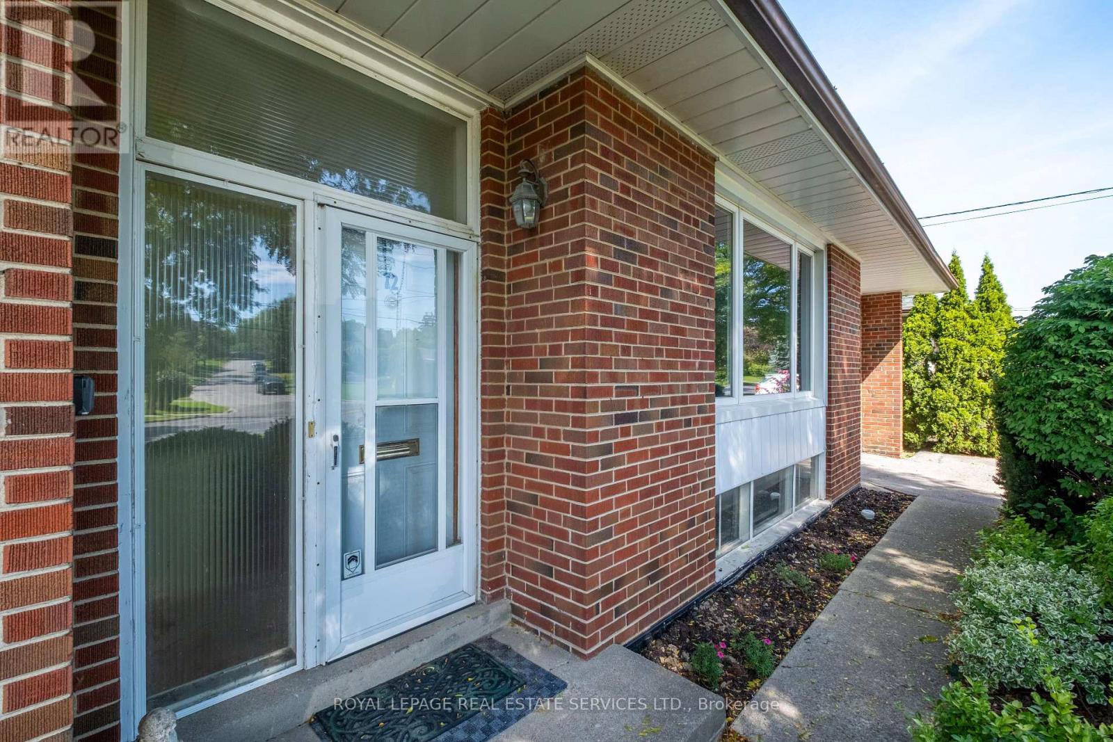 72 Sloane Avenue, Toronto, Ontario  M4A 2A7 - Photo 3 - C13763276