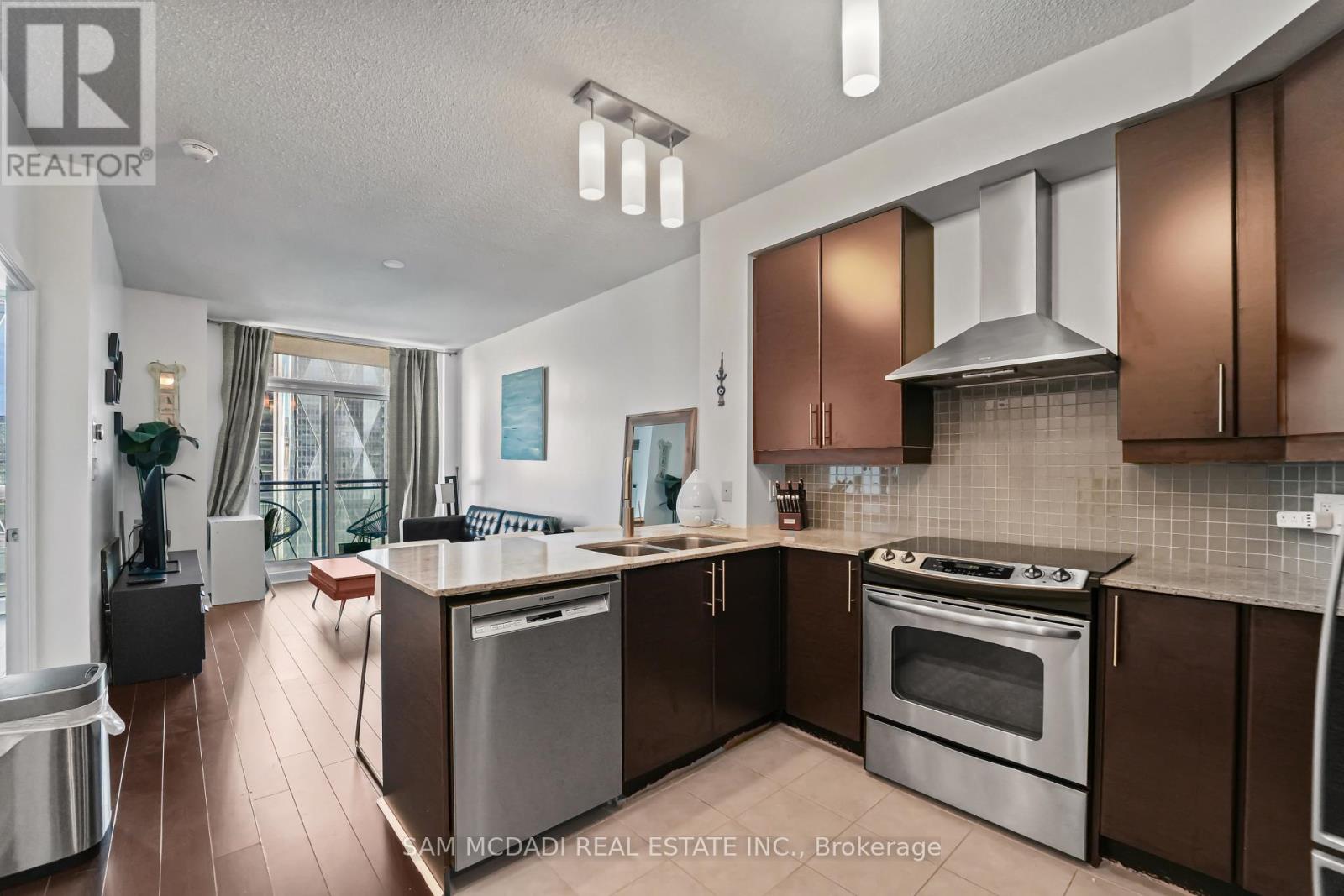 2304 - 18 Harbour Street, Toronto, Ontario  M5J 2Z6 - Photo 3 - C13763394