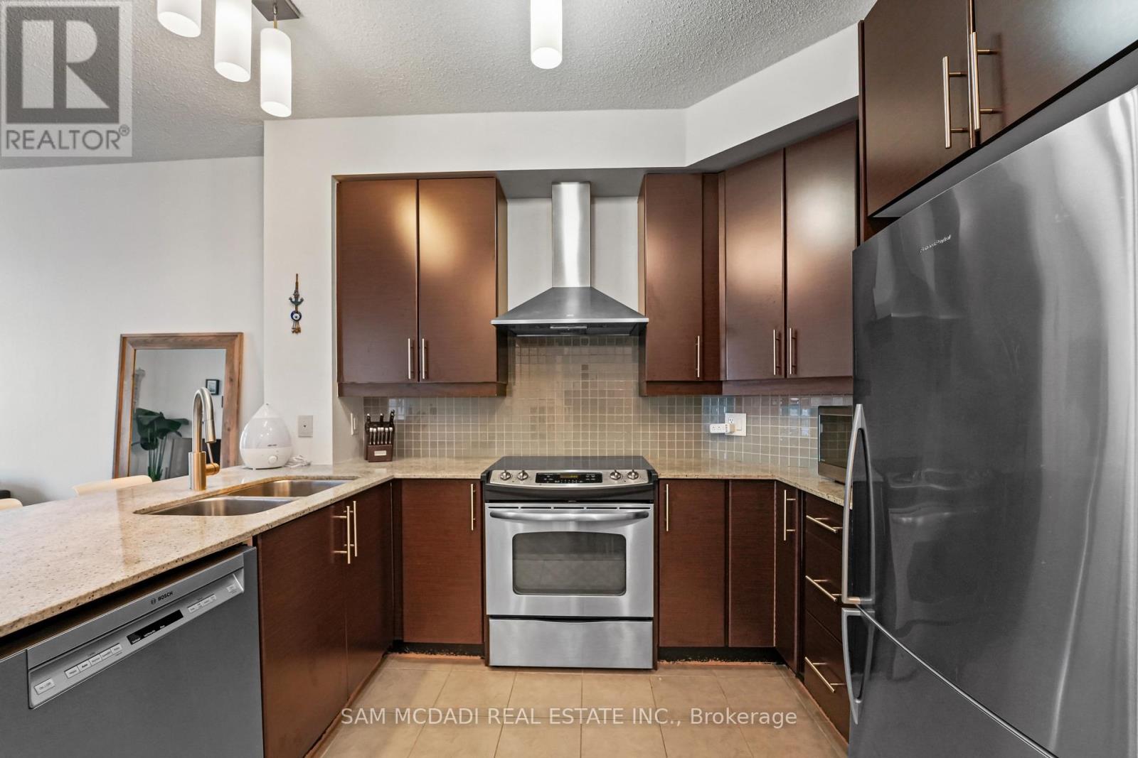 2304 - 18 Harbour Street, Toronto, Ontario  M5J 2Z6 - Photo 4 - C13763394