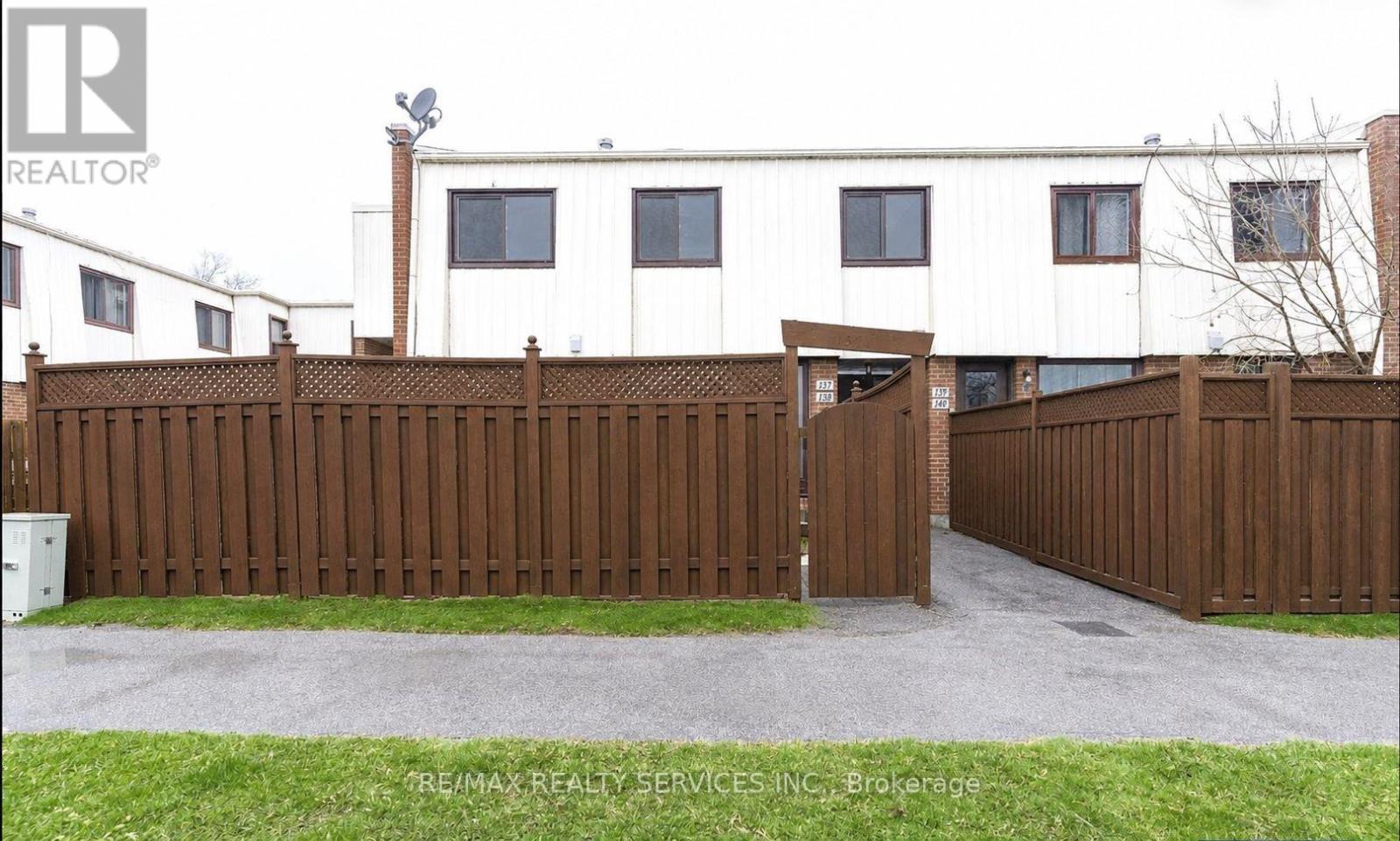 137 - 1100 Oxford Street, Oshawa, Ontario  L1J 6G4 - Photo 2 - E13763384