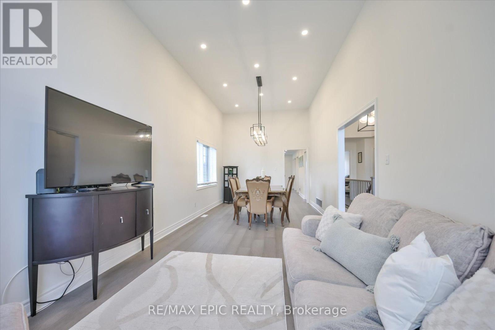 33 Emmett Place, Whitby, Ontario  L1R 2B4 - Photo 11 - E13763388