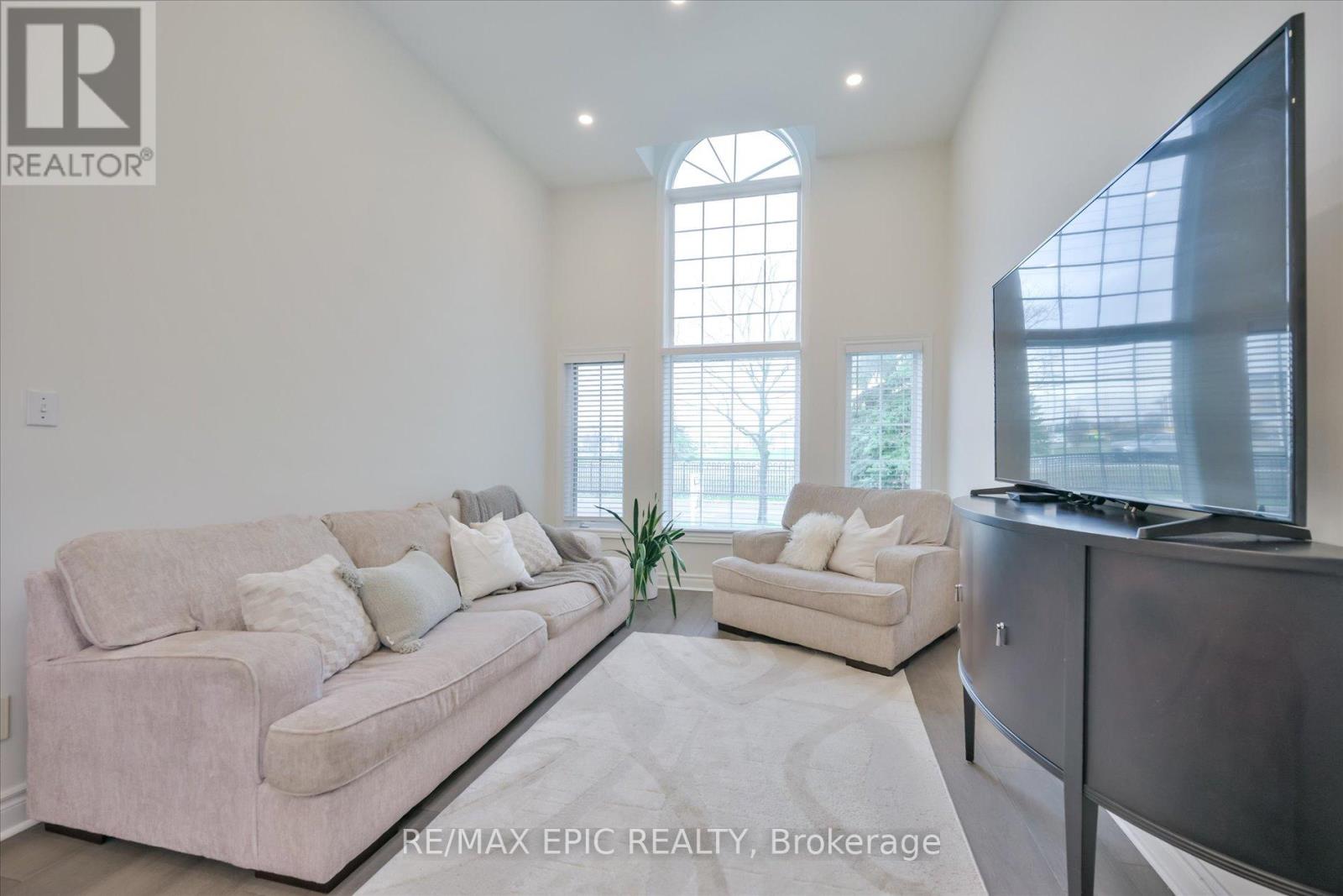 33 Emmett Place, Whitby, Ontario  L1R 2B4 - Photo 12 - E13763388