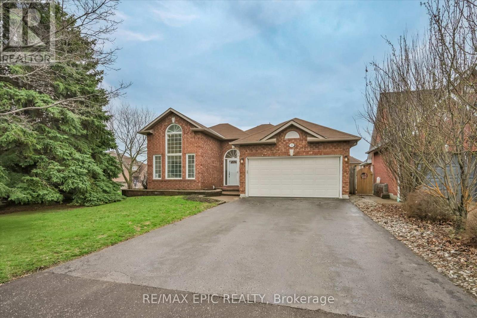 33 Emmett Place, Whitby, Ontario  L1R 2B4 - Photo 2 - E13763388