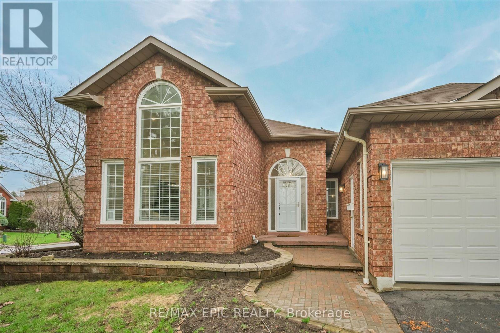 33 Emmett Place, Whitby, Ontario  L1R 2B4 - Photo 4 - E13763388
