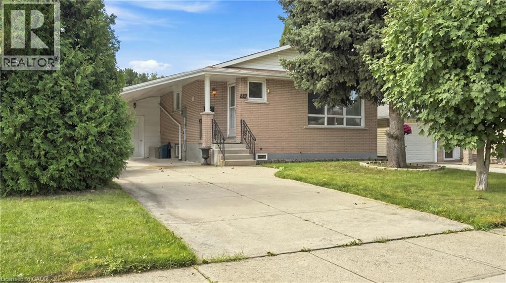 18 GLEN CASTLE Drive, Stoney Creek, Ontario