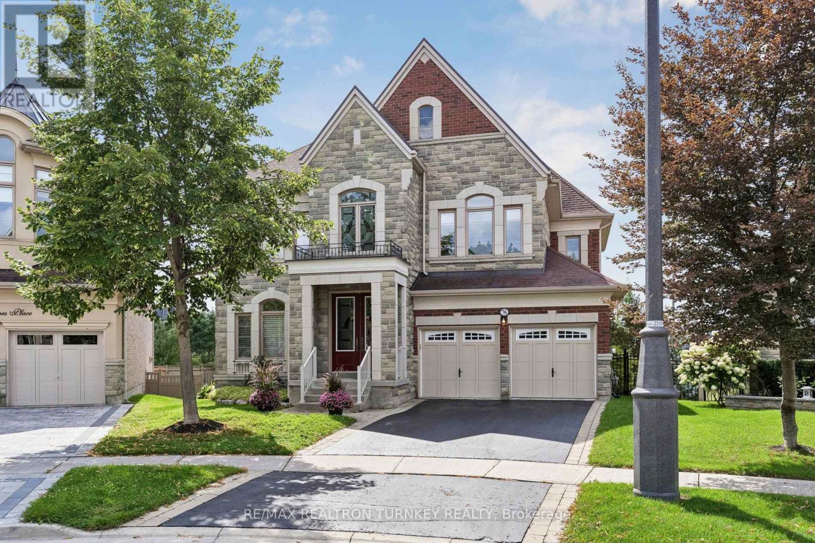 76 VINES PLACE, Aurora, Ontario
