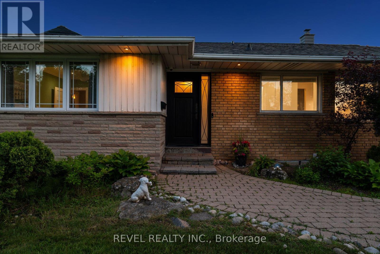 1648 Crediton Parkway, Mississauga, Ontario  L5G 3X3 - Photo 3 - W13763428