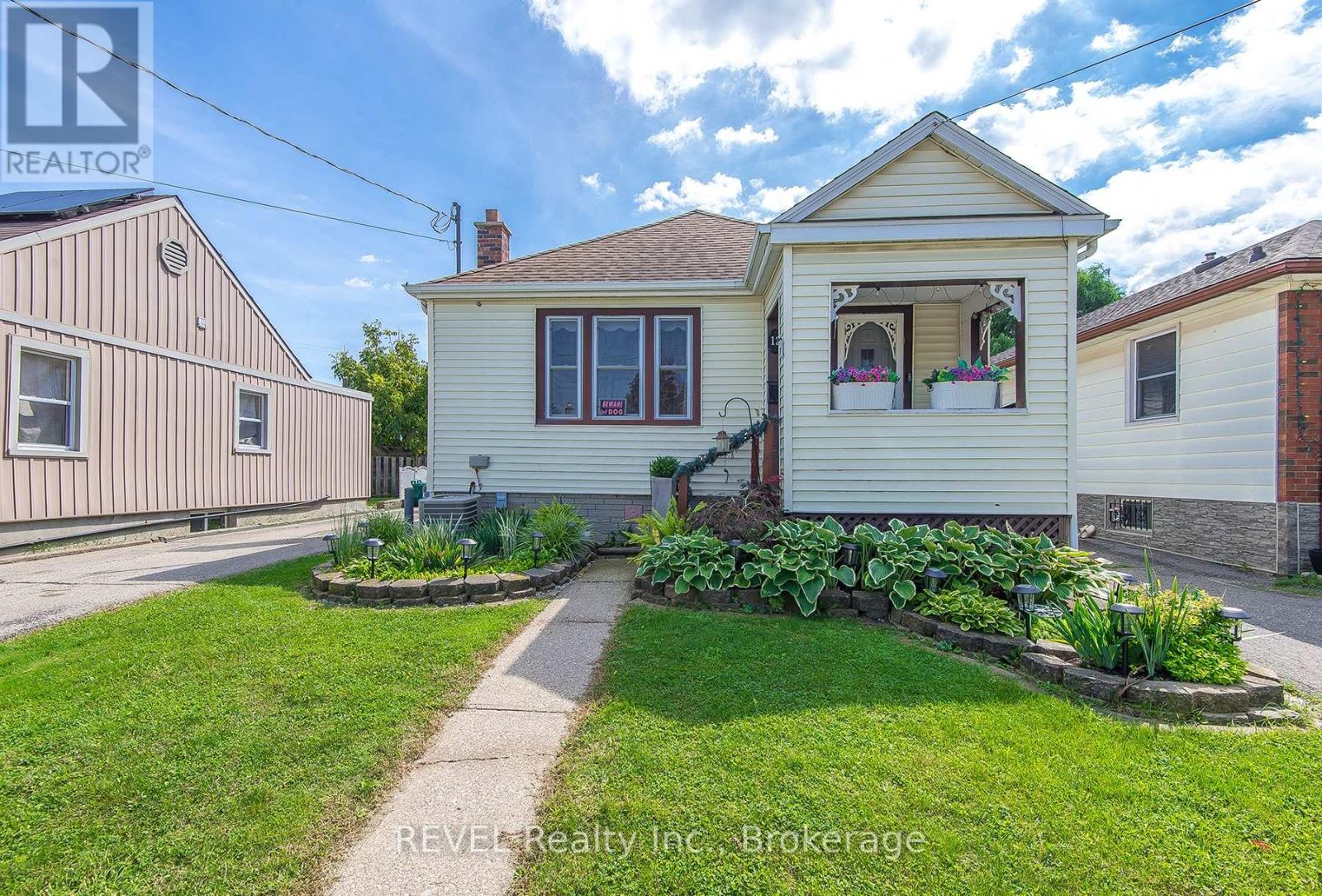 12 Garnet Street, St. Catharines (Facer), Ontario L2M 5E5 - Photo 2 - X13763486