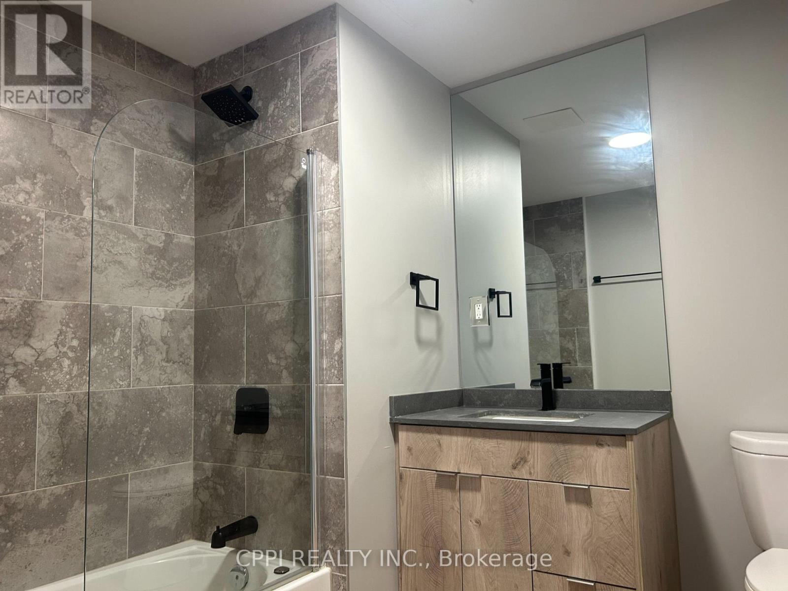 301 - 70 King Street E, Oshawa, Ontario  L1H 0A2 - Photo 4 - E13763590