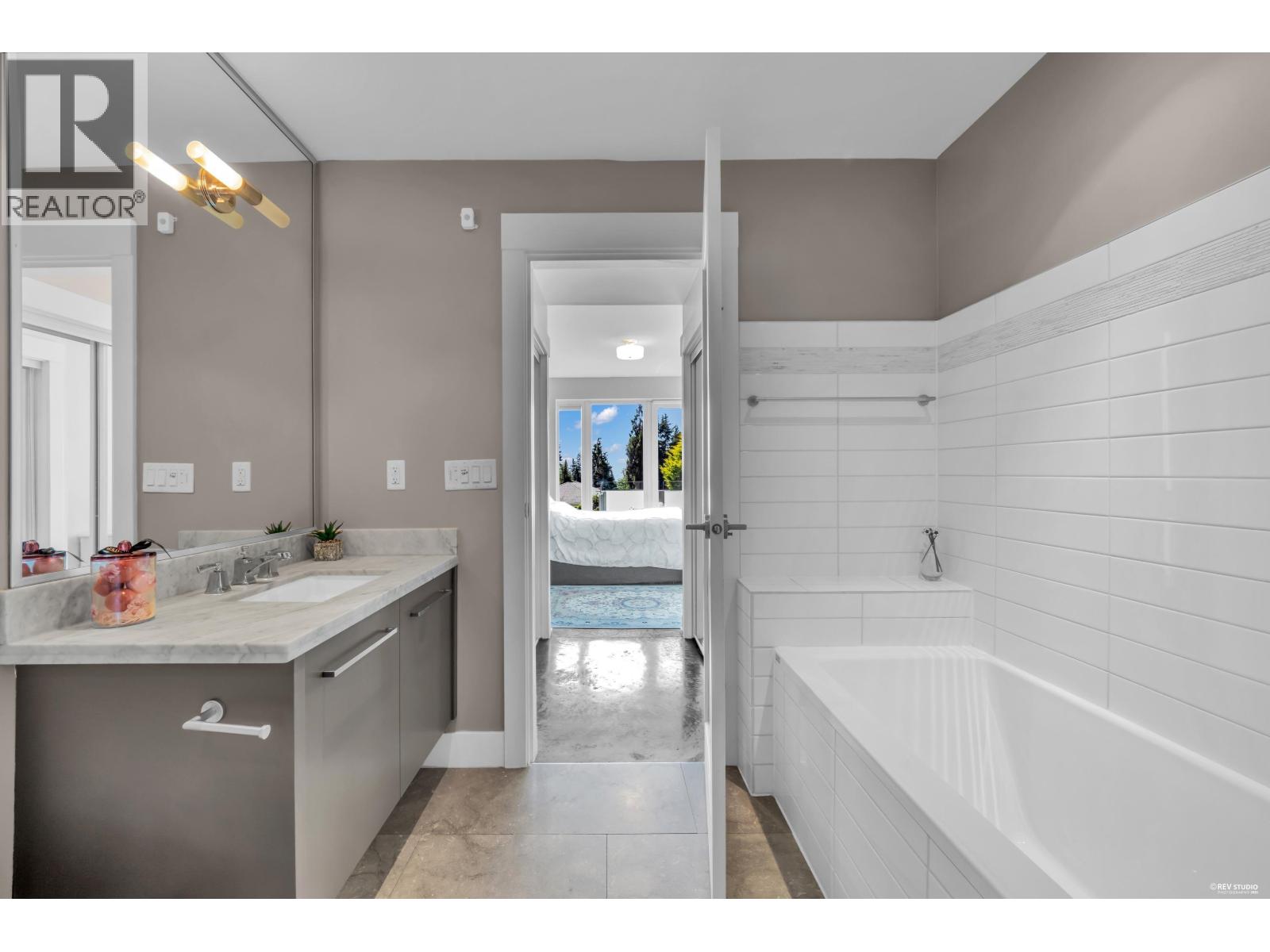 201 650 EVERGREEN PLACE