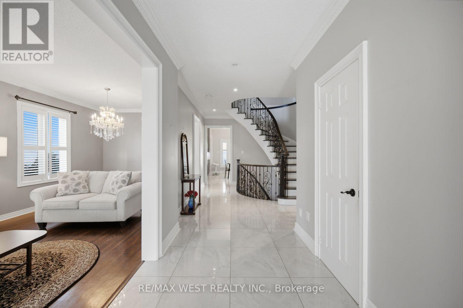 65 Burnhaven Avenue, Vaughan, Ontario  L6A 2P2 - Photo 3 - N13763624