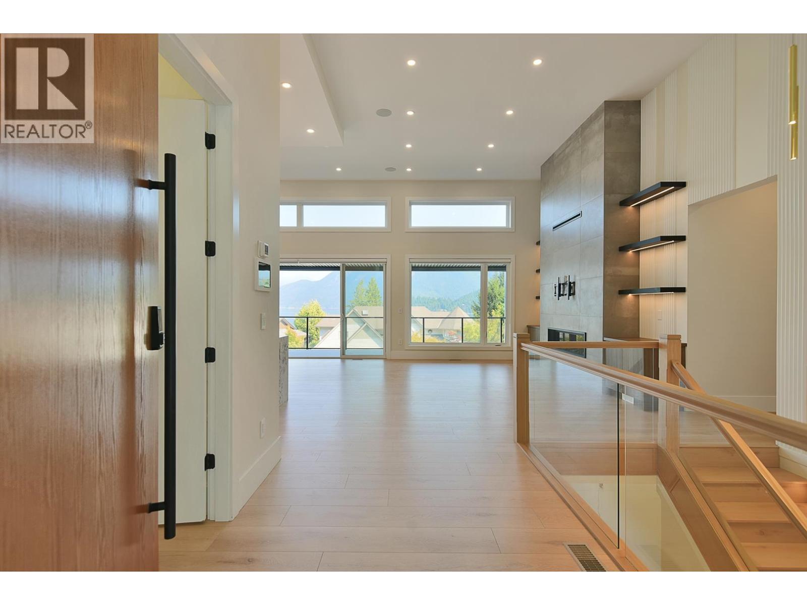 6553-6555 N Gale Avenue, Sechelt, British Columbia  V7Z 0L1 - Photo 3 - R3163666