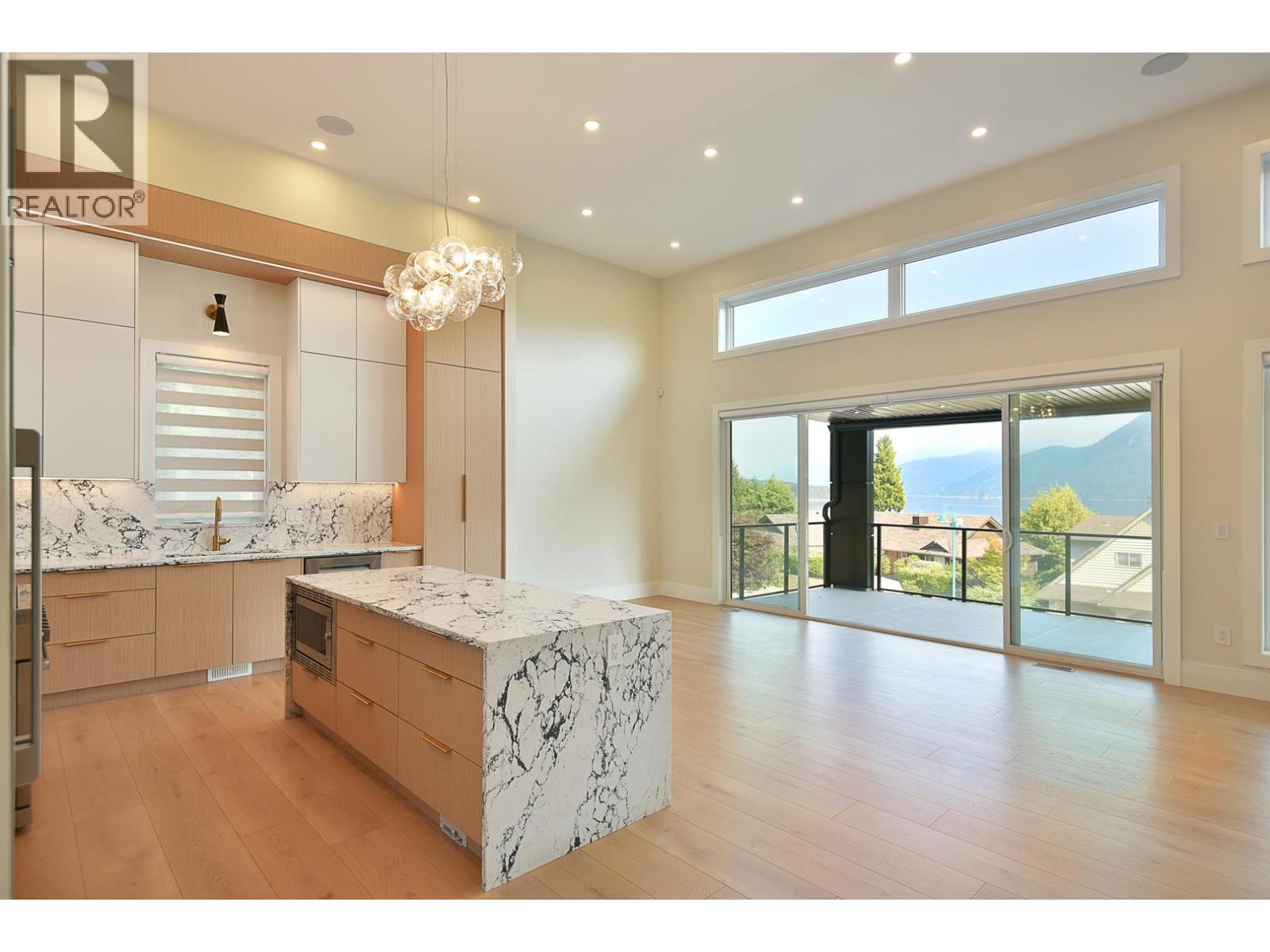 6553-6555 N Gale Avenue, Sechelt, British Columbia  V7Z 0L1 - Photo 4 - R3163666