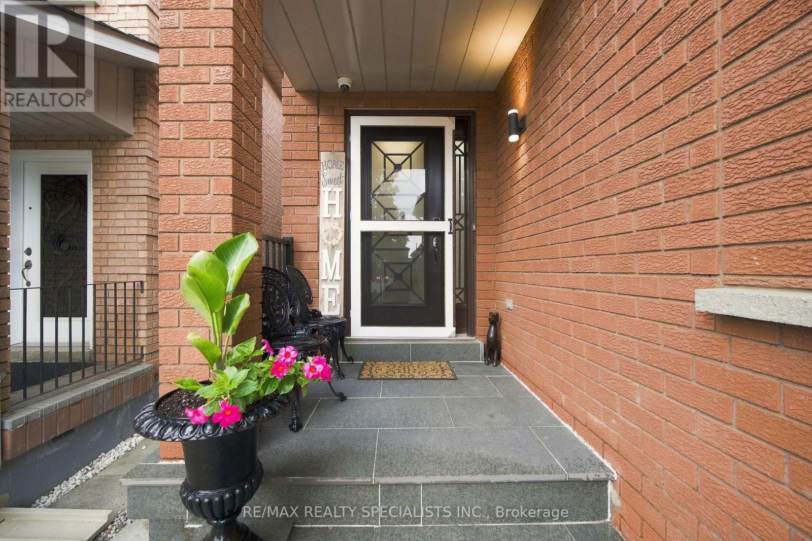 57 Pennsylvania Avenue, Brampton, Ontario  L6Y 4P3 - Photo 5 - W13763600