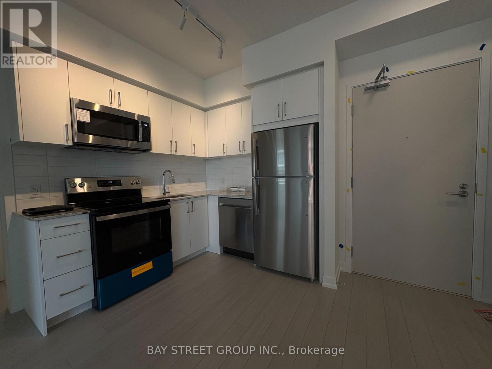 2022 - 4010 Eglinton Avenue W, Toronto, Ontario  M9A 0G5 - Photo 3 - W13763678