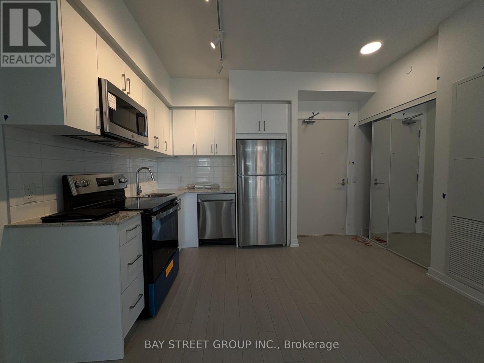 2022 - 4010 Eglinton Avenue W, Toronto, Ontario  M9A 0G5 - Photo 4 - W13763678