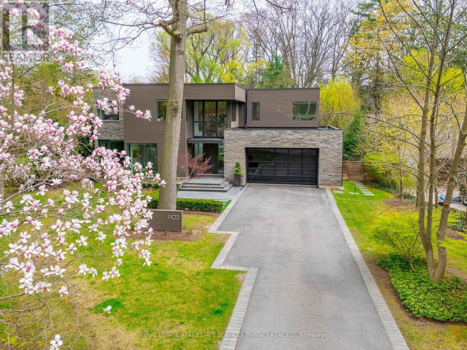 1102 Crestview Street, Oakville, Ontario  L6J 2C6 - Photo 2 - W13558096