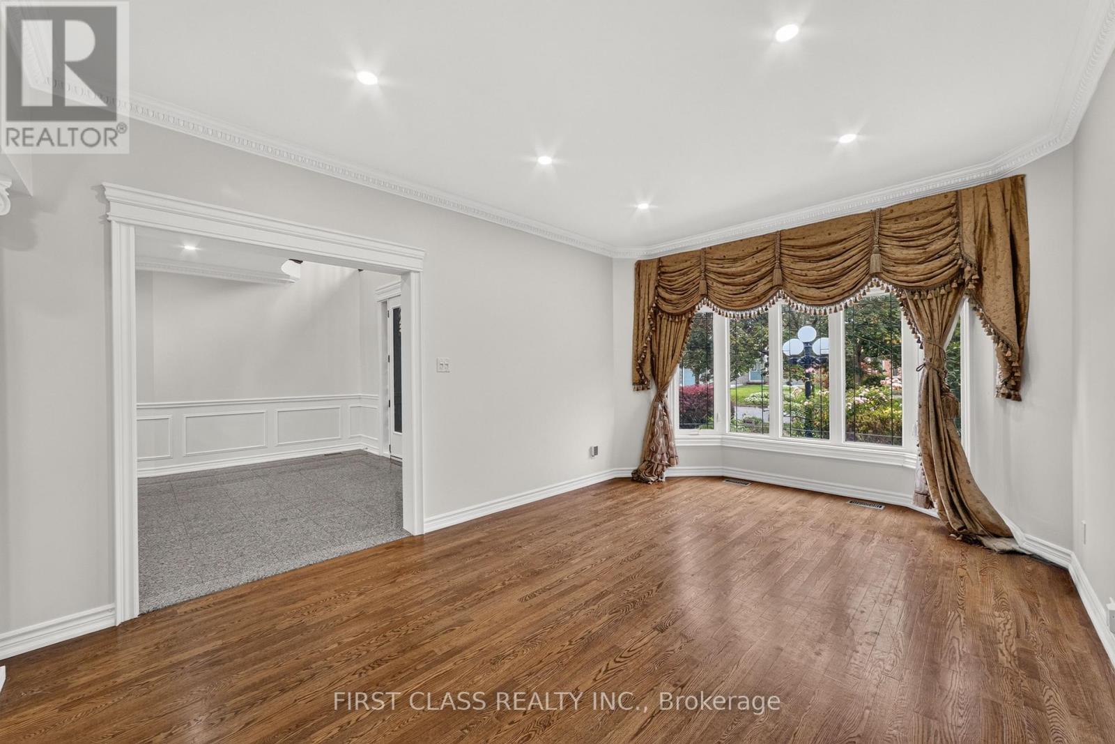 67 Black Walnut Crescent, Richmond Hill, Ontario  L4B 3S3 - Photo 4 - N13763736