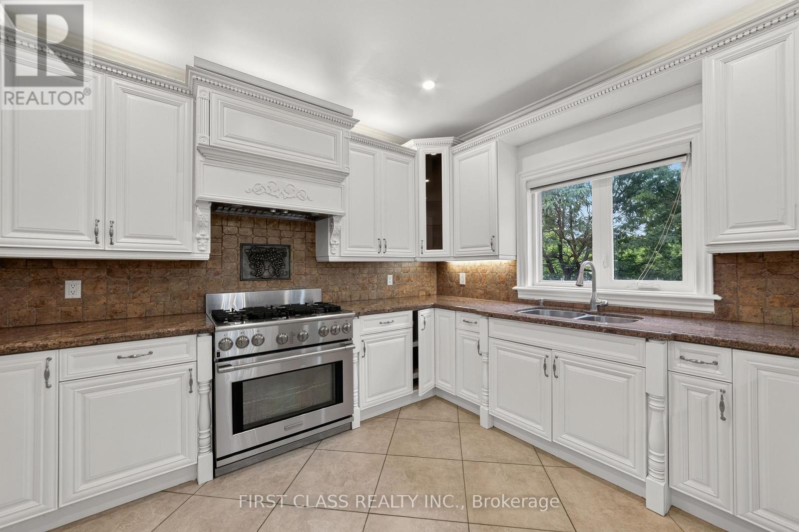 67 Black Walnut Crescent, Richmond Hill, Ontario  L4B 3S3 - Photo 8 - N13763736