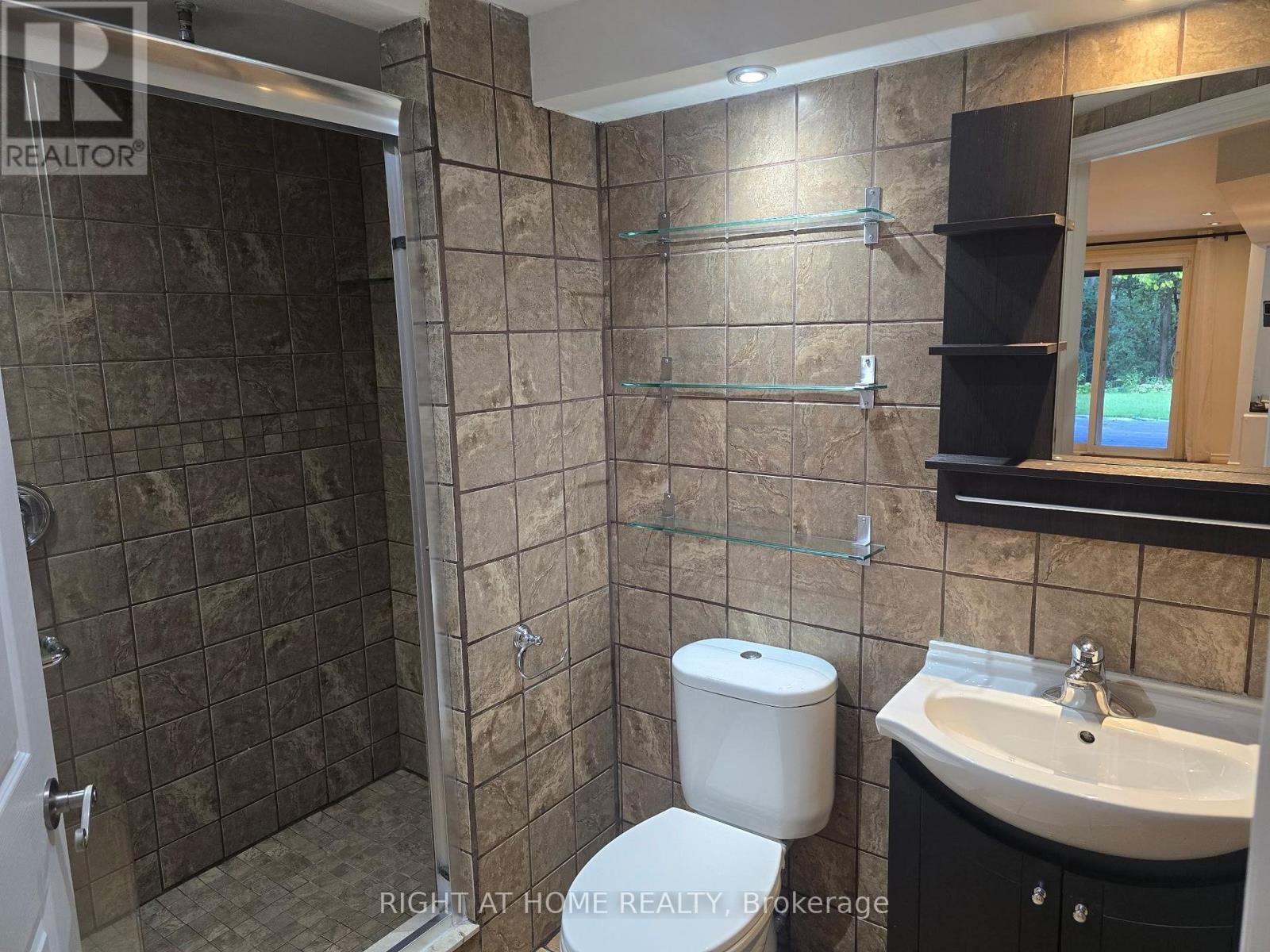 20 Lippincott Court, Richmond Hill, Ontario L4C 7M4 - Photo 2 - N13763822