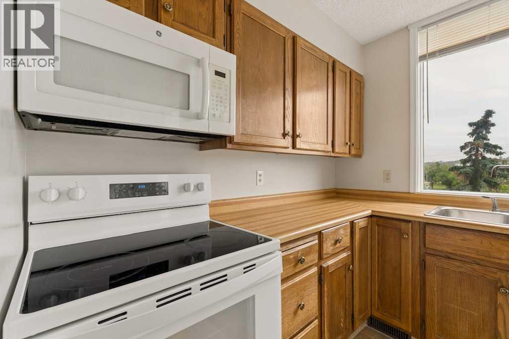 401, 145 Point Drive NW, Calgary, Alberta  T3B 4W1 - Photo 11 - A2329414
