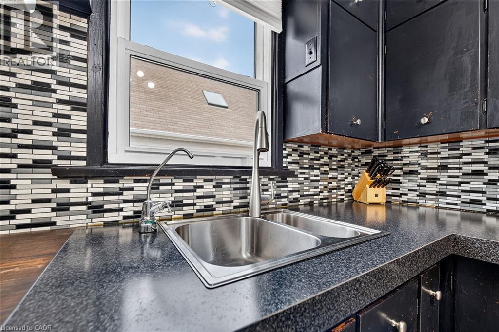 302 East 28th Street, Hamilton, Ontario  L8V 3J3 - Photo 4 - 40861641