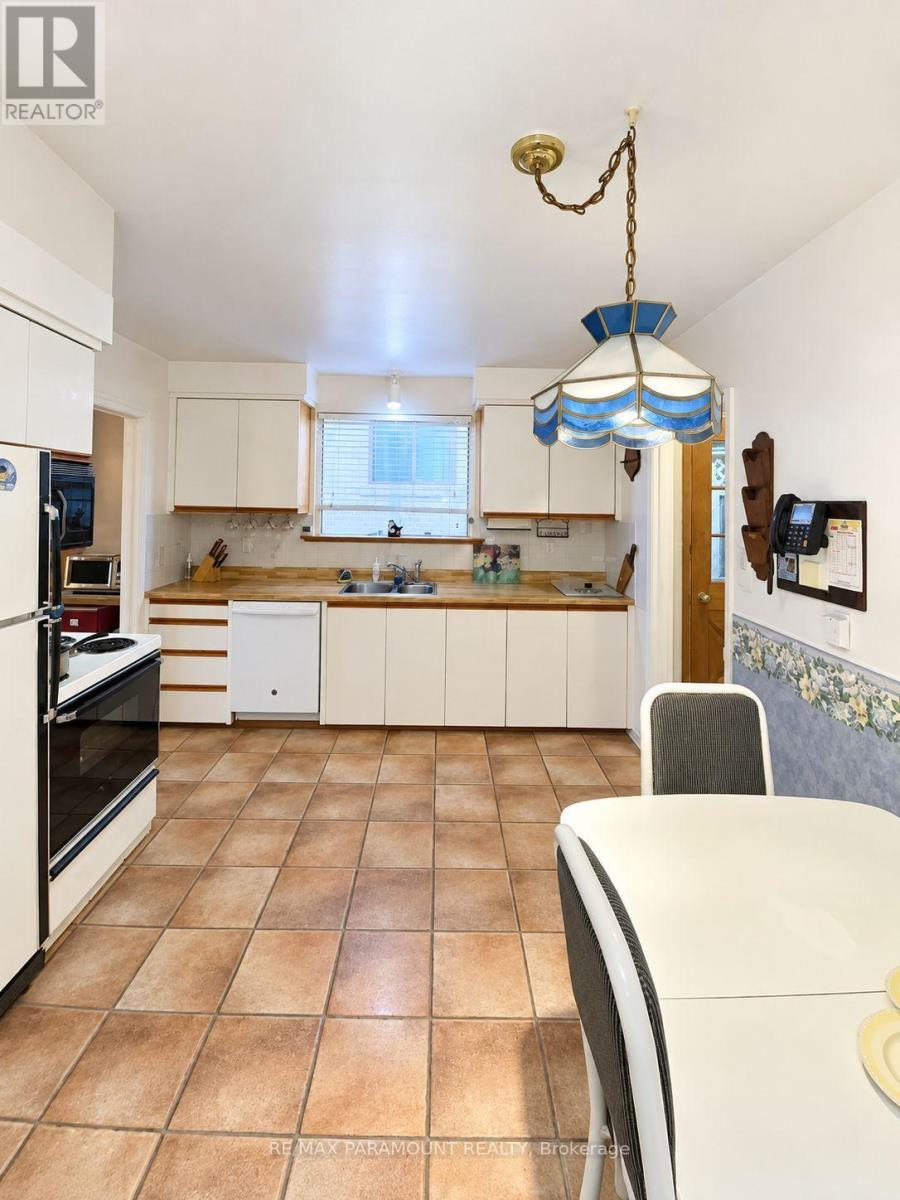 42 Bromley Crescent, Brampton, Ontario  L6T 1Z1 - Photo 5 - W13763872