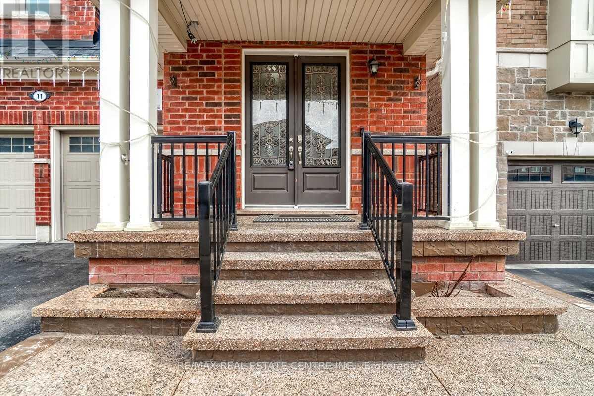 11 Ingleside Road, Brampton, Ontario  L6Y 0Z2 - Photo 2 - W13763880