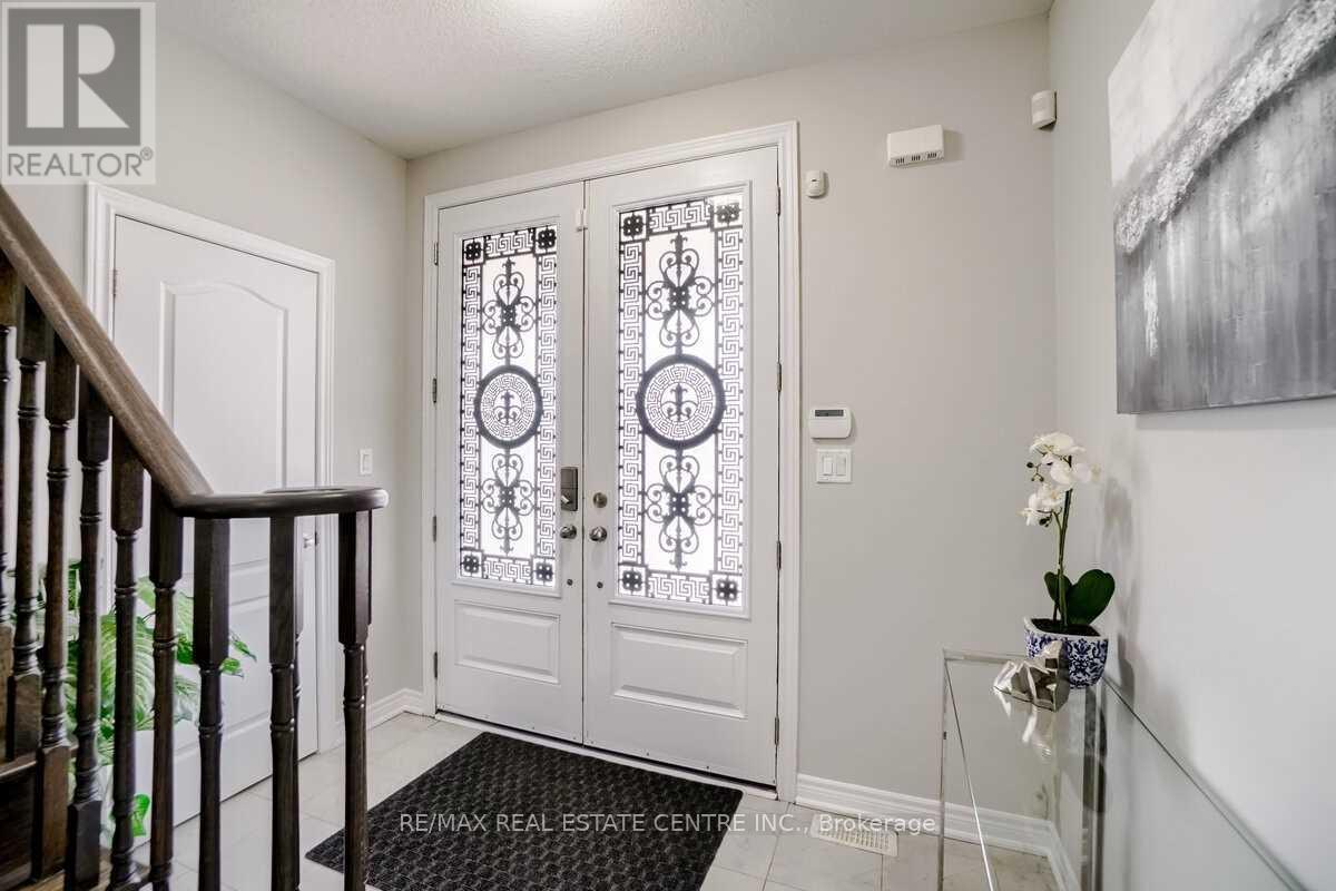 11 Ingleside Road, Brampton, Ontario  L6Y 0Z2 - Photo 3 - W13763880