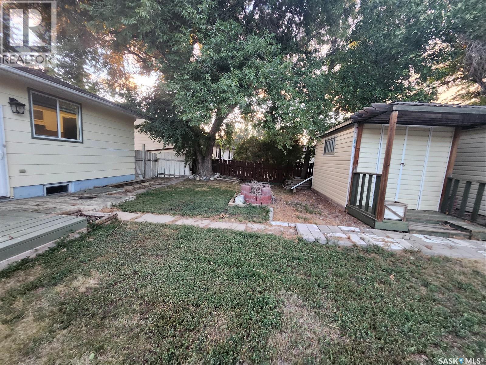 306 3rd Avenue W, Leader, Saskatchewan  S0N 1H0 - Photo 3 - SK047747