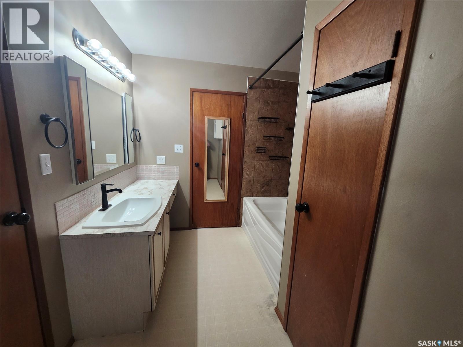 306 3rd Avenue W, Leader, Saskatchewan  S0N 1H0 - Photo 22 - SK047747