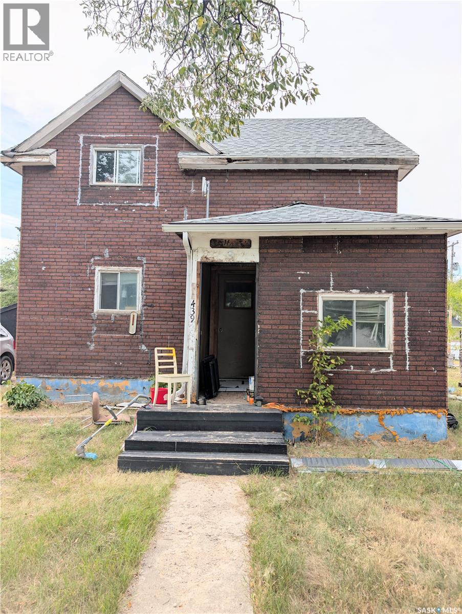 439 4th Street W, Shaunavon, Saskatchewan  S0N 2M0 - Photo 1 - SK047996