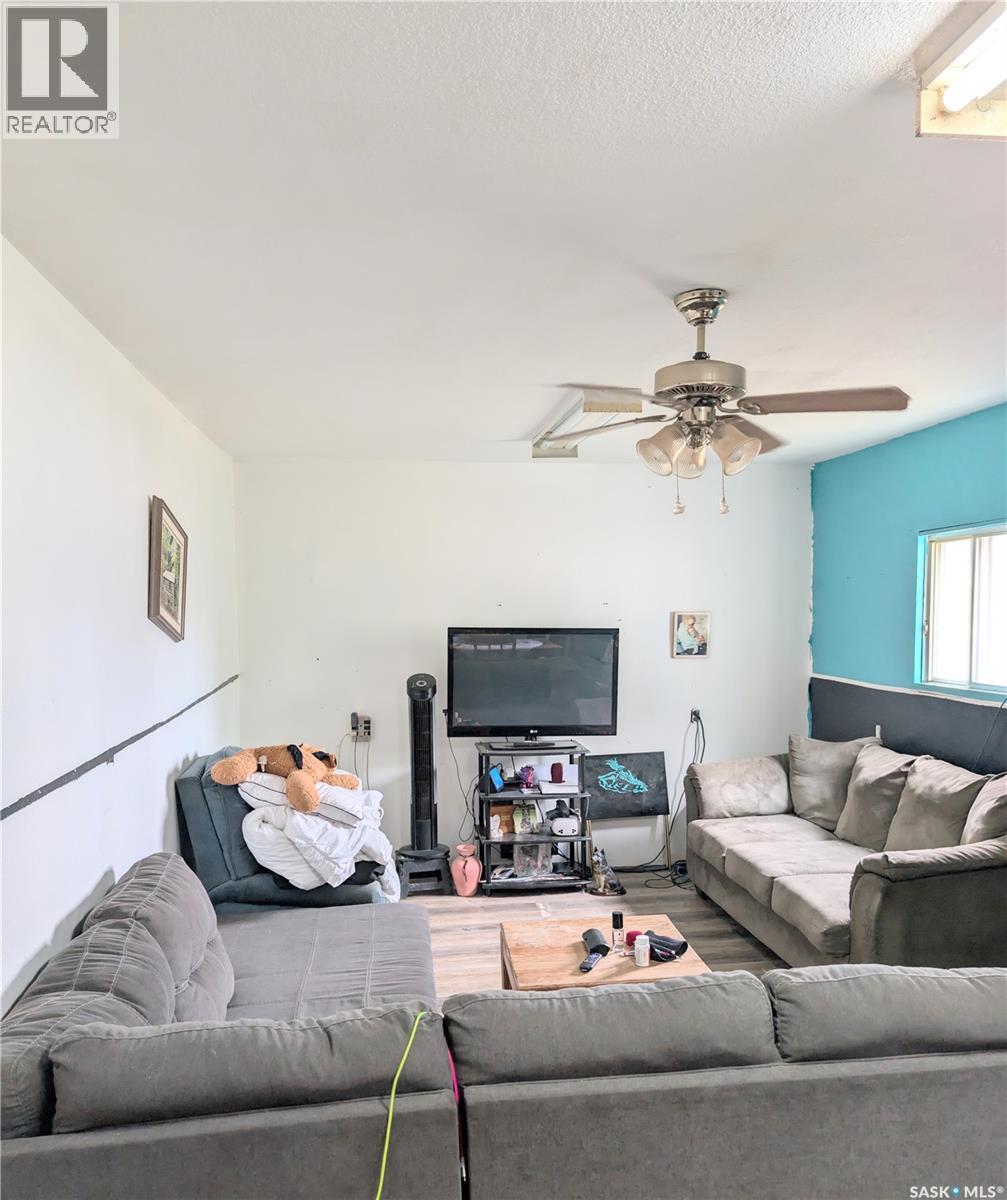 439 4th Street W, Shaunavon, Saskatchewan  S0N 2M0 - Photo 2 - SK047996