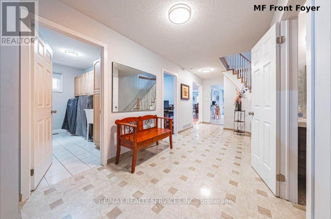 4322 Waterford Crescent, Mississauga, Ontario  L5R 2B3 - Photo 4 - W13763912