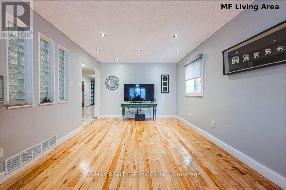4322 Waterford Crescent, Mississauga, Ontario  L5R 2B3 - Photo 8 - W13763912