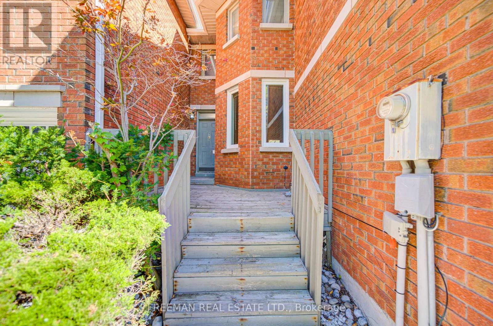 107 Brownstone Circle, Vaughan, Ontario  L4J 7R1 - Photo 2 - N13763942