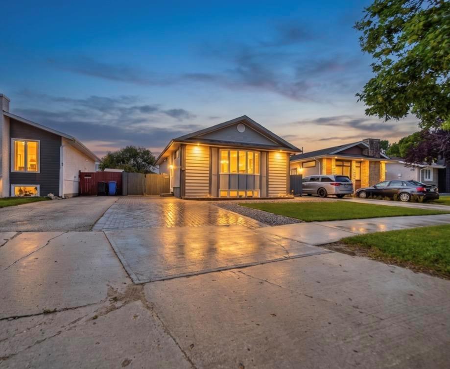 63 Arthur Wright Crescent, Winnipeg, Manitoba  R2P 1Y7 - Photo 0 - 202622628
