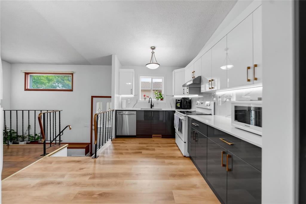 63 Arthur Wright Crescent, Winnipeg, Manitoba  R2P 1Y7 - Photo 2 - 202622628