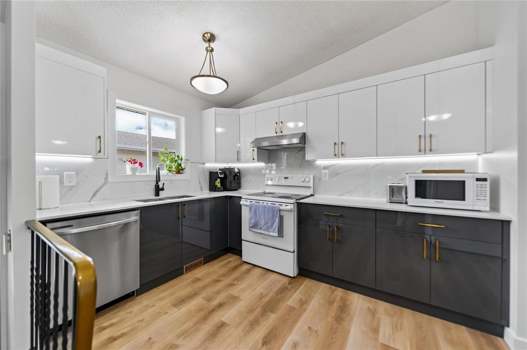 63 Arthur Wright Crescent, Winnipeg, Manitoba  R2P 1Y7 - Photo 3 - 202622628