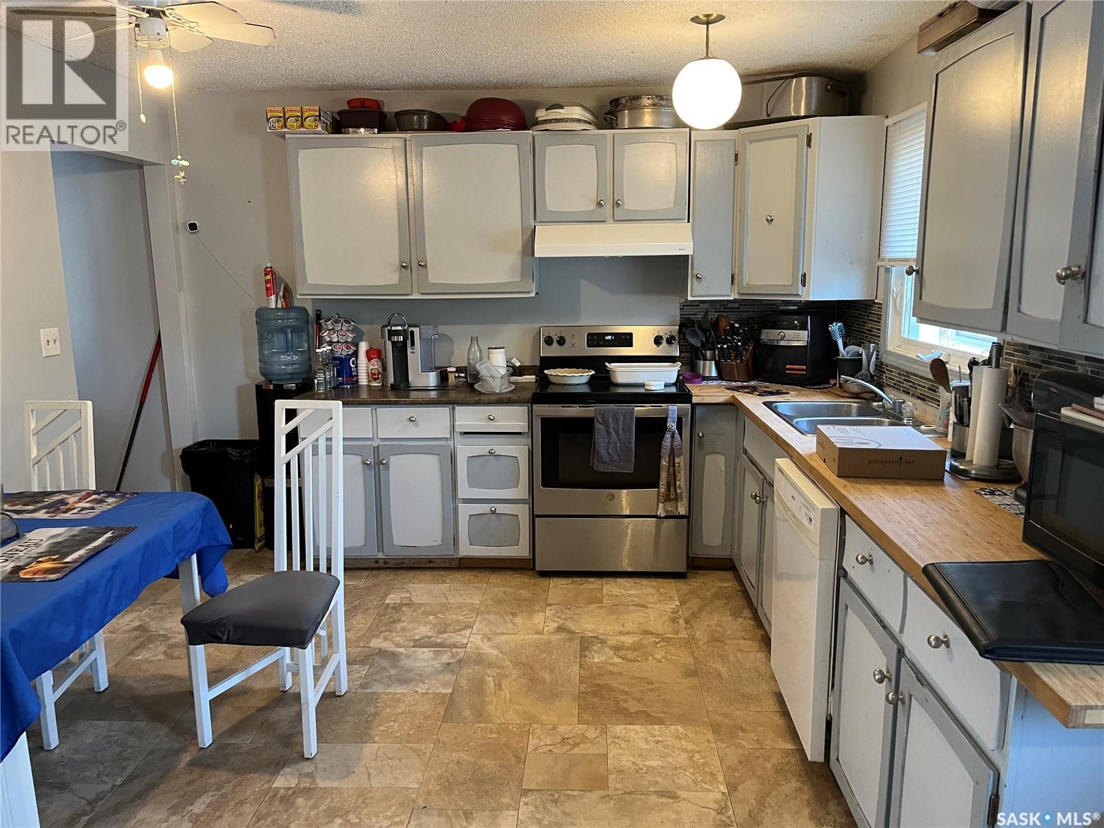128 1st Avenue S, Coronach, Saskatchewan  S0H 0Z0 - Photo 2 - SK047997